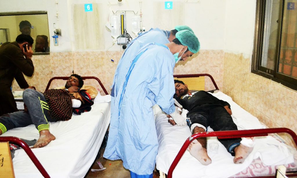 Medical workers treat an injured policeman at hospital after militants attacked the Balochistan Police College in Quetta on October 25, 2016. Heavily-armed Islamist militants wearing suicide vests stormed the Pakistani police academy, killing at least 44 people and wounding dozens more, officials said on October 25, in one of the deadliest extremist attacks this year. / AFP PHOTO / BANARAS KHAN